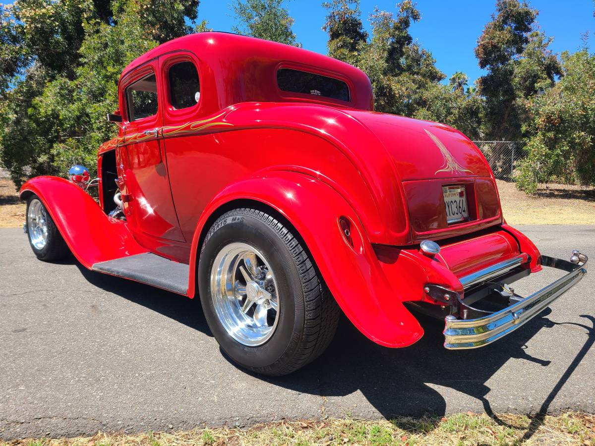 Ford-five-window-coupe-1932-red-8