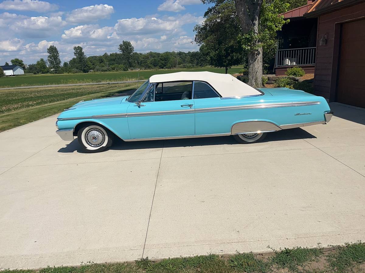 Ford-galaxie-sunliner-1962-blue-4