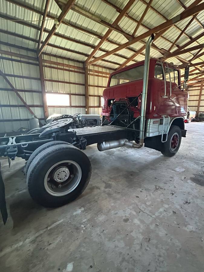 Ford-h950-1965-red-2