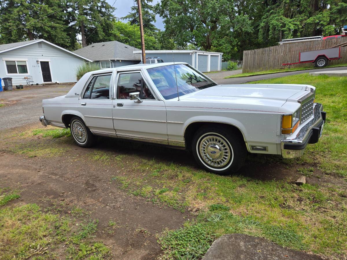 Ford-ltd-crown-victoria-1987-1