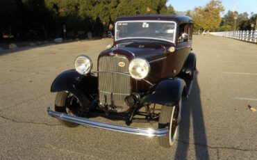 Ford-model-b-deluxe-4d-1932-custom-1