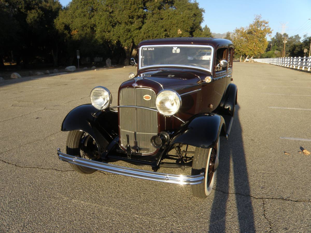 Ford-model-b-deluxe-4d-1932-custom-1