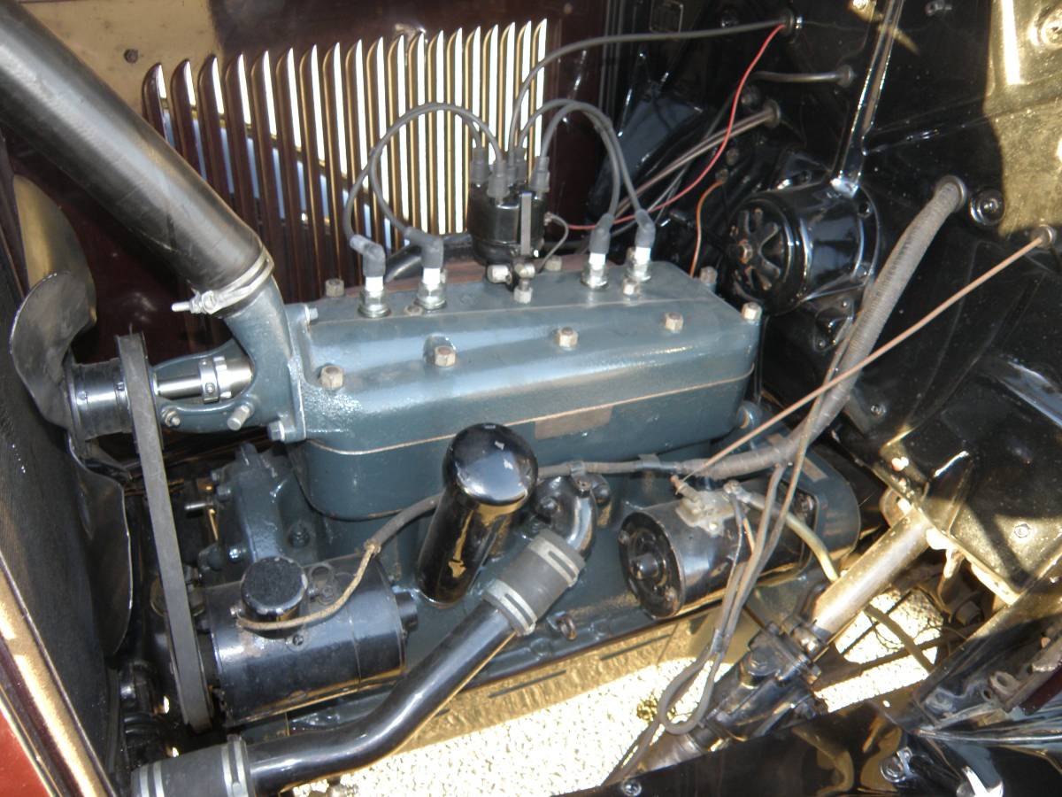 Ford-model-b-deluxe-4d-1932-custom-11