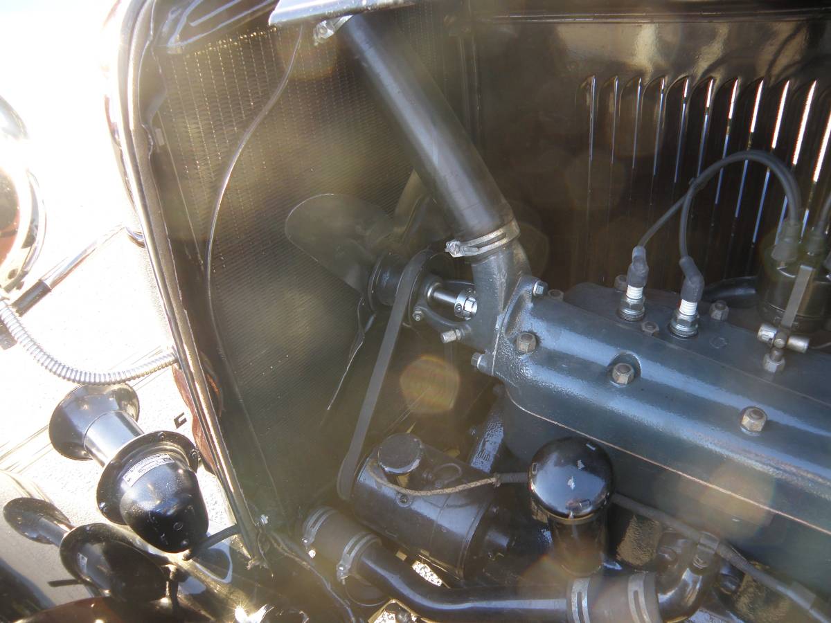 Ford-model-b-deluxe-4d-1932-custom-12