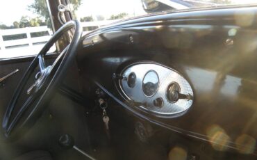 Ford-model-b-deluxe-4d-1932-custom-13