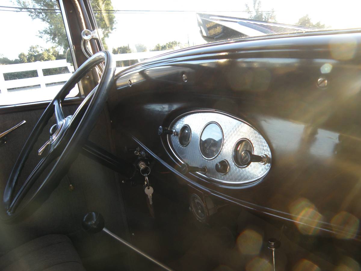 Ford-model-b-deluxe-4d-1932-custom-13