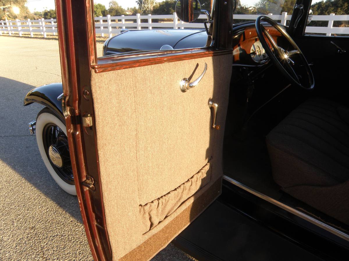 Ford-model-b-deluxe-4d-1932-custom-15