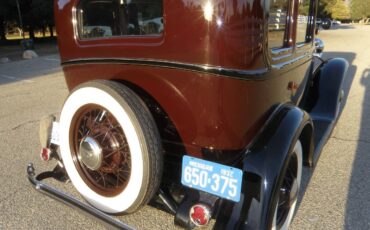 Ford-model-b-deluxe-4d-1932-custom-16