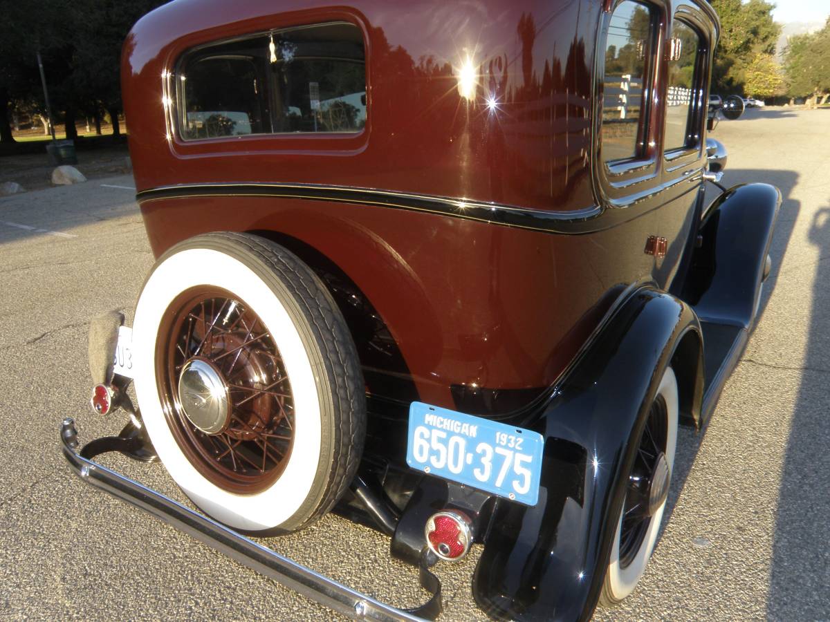 Ford-model-b-deluxe-4d-1932-custom-16