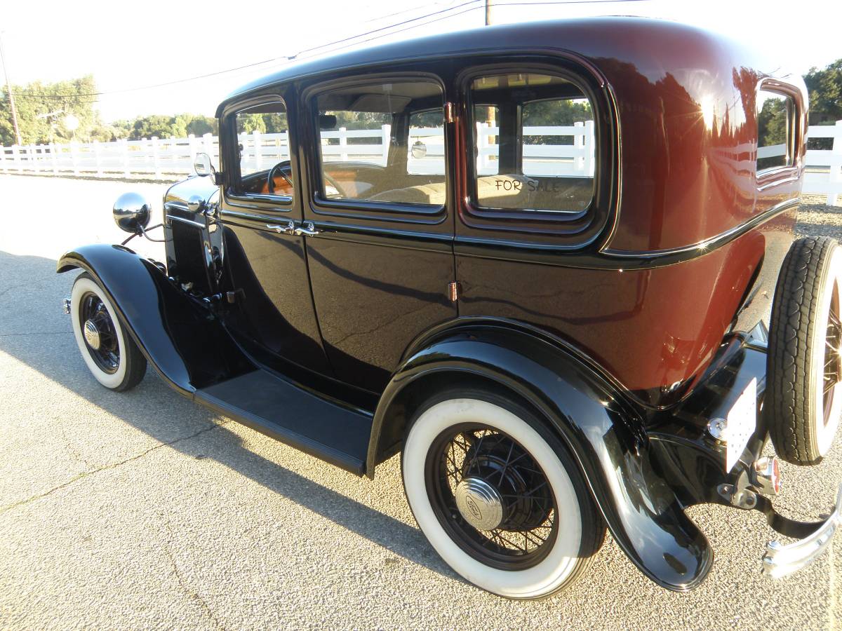 Ford-model-b-deluxe-4d-1932-custom-5