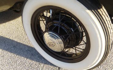 Ford-model-b-deluxe-4d-1932-custom-7