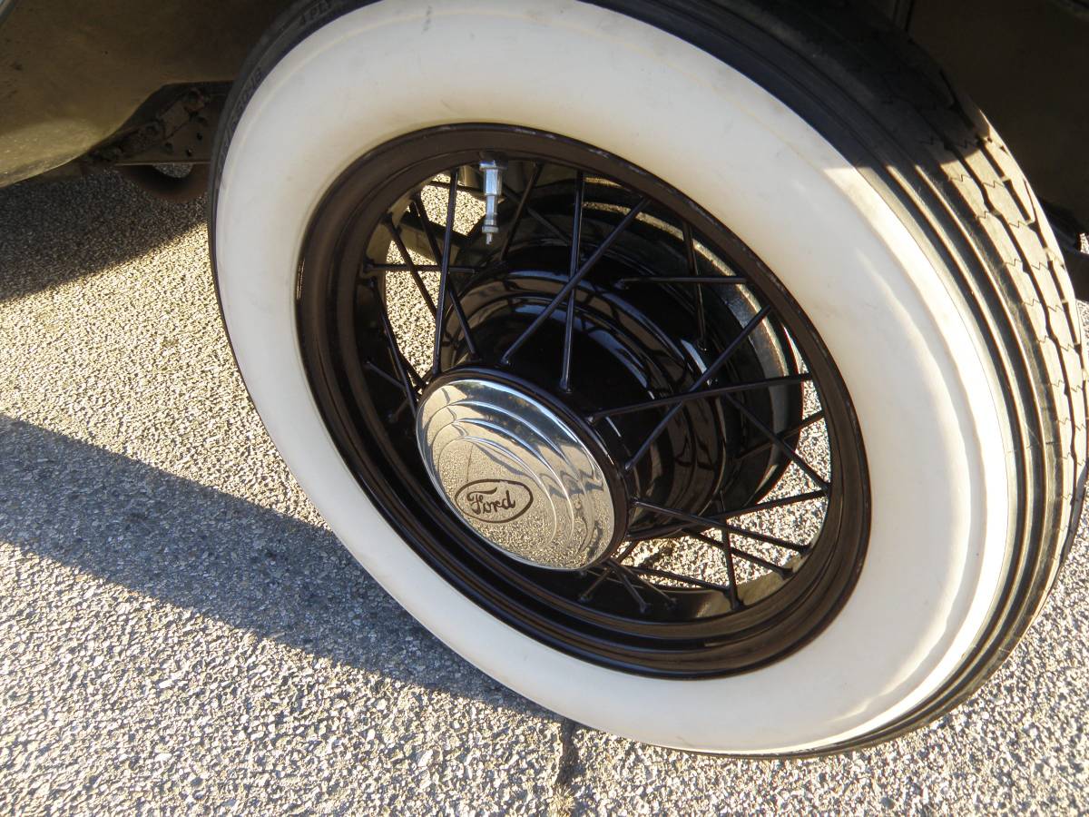 Ford-model-b-deluxe-4d-1932-custom-7