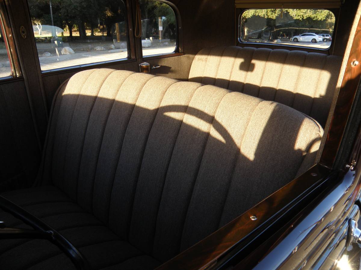 Ford-model-b-deluxe-4d-1932-custom-8