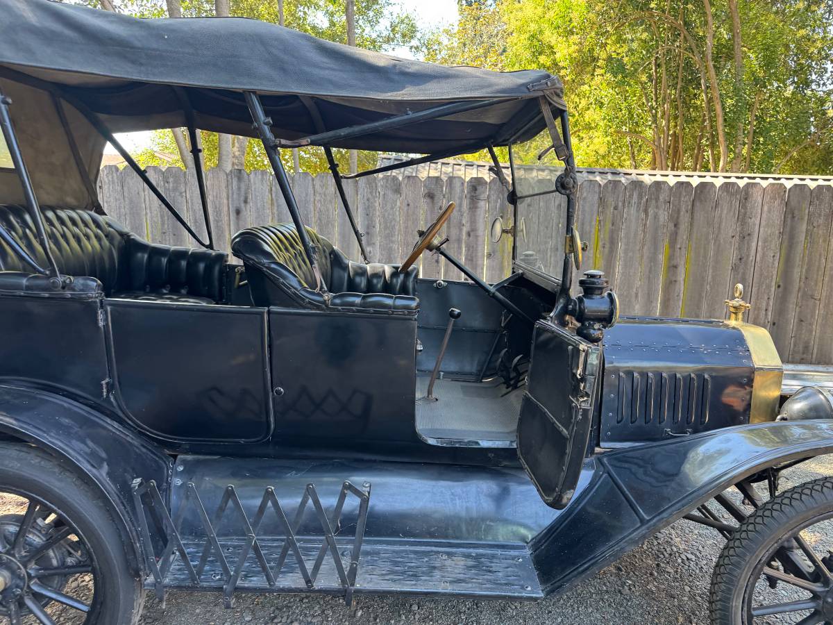 Ford-model-t-1915-black-3