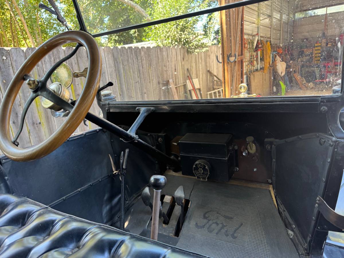 Ford-model-t-1915-black-5