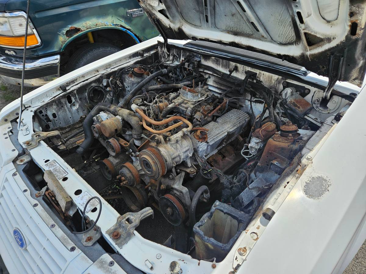 Ford-mustang-1984-white-4
