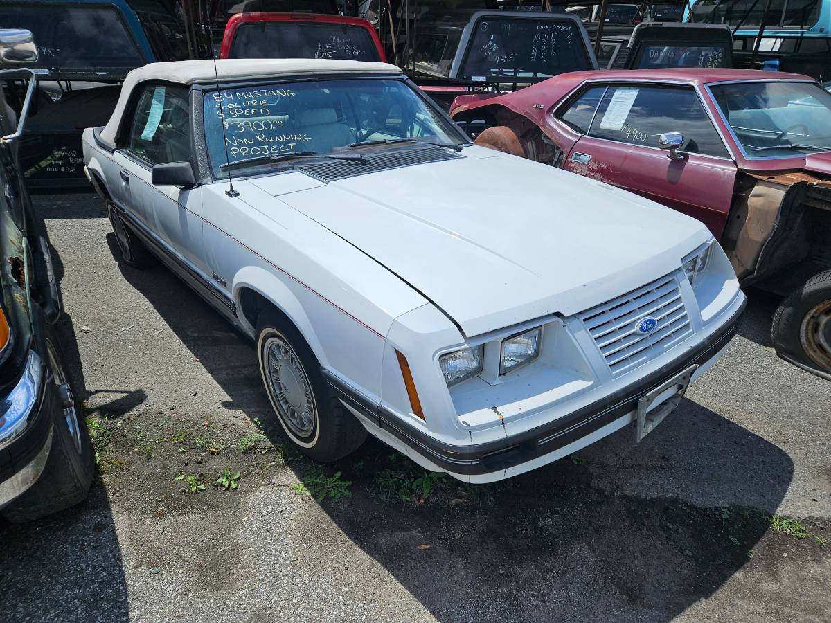 Ford-mustang-1984-white-7
