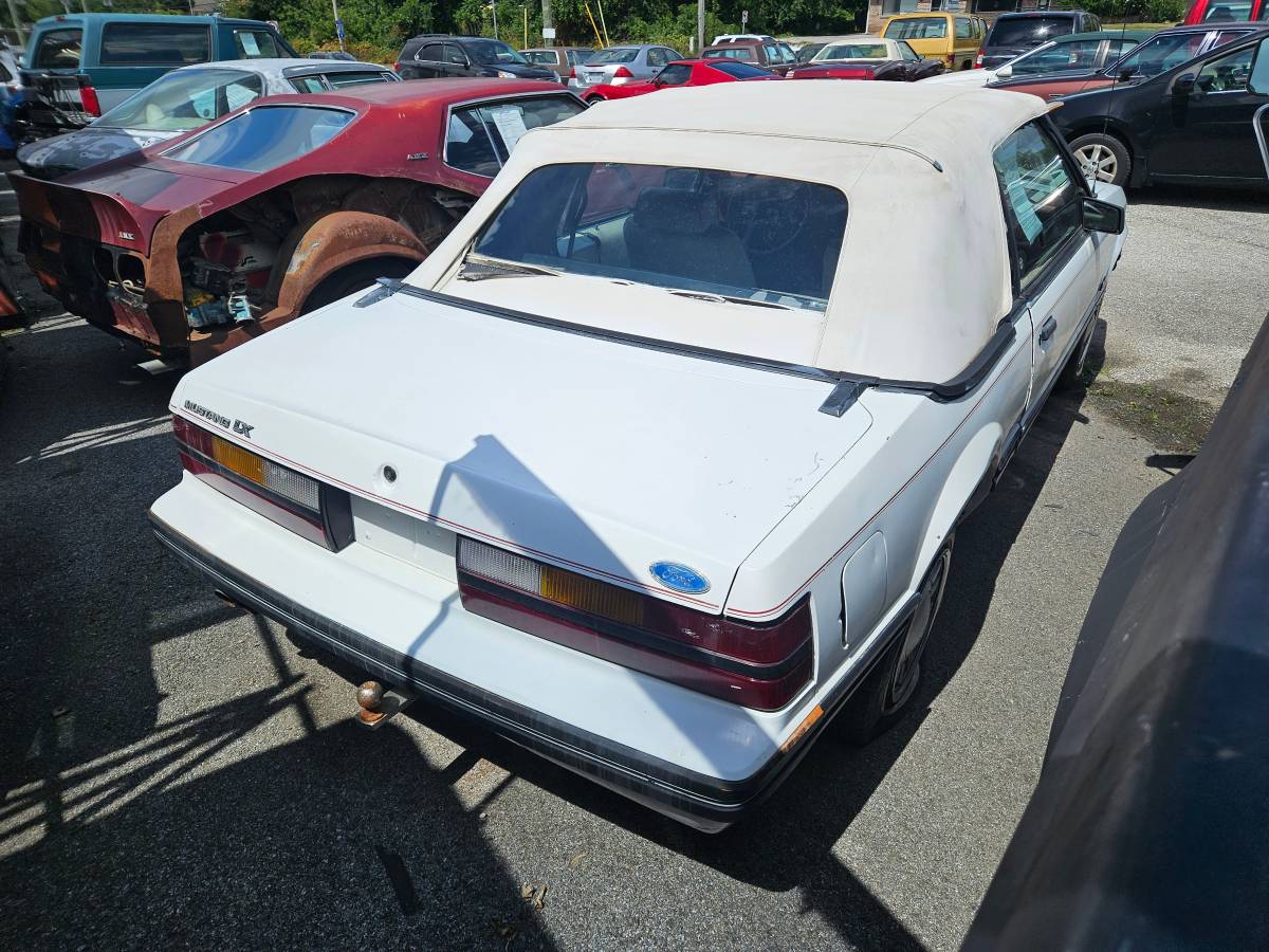 Ford-mustang-1984-white-9