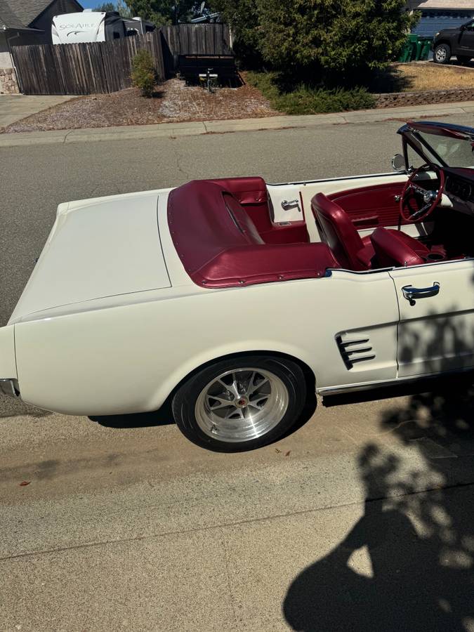Ford-mustang-convertible-1966-white-10