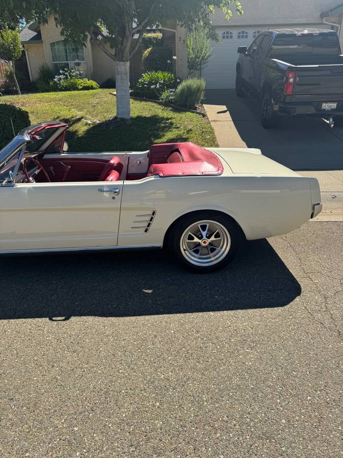 Ford-mustang-convertible-1966-white-11