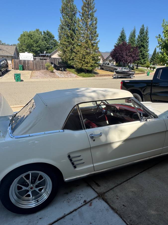 Ford-mustang-convertible-1966-white-13