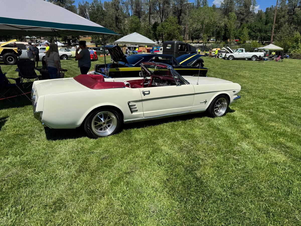 Ford-mustang-convertible-1966-white-20
