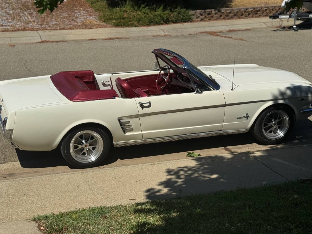 Ford-mustang-convertible-1966-white-3