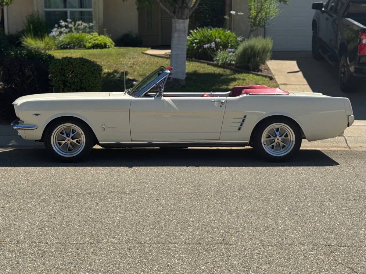 Ford-mustang-convertible-1966-white