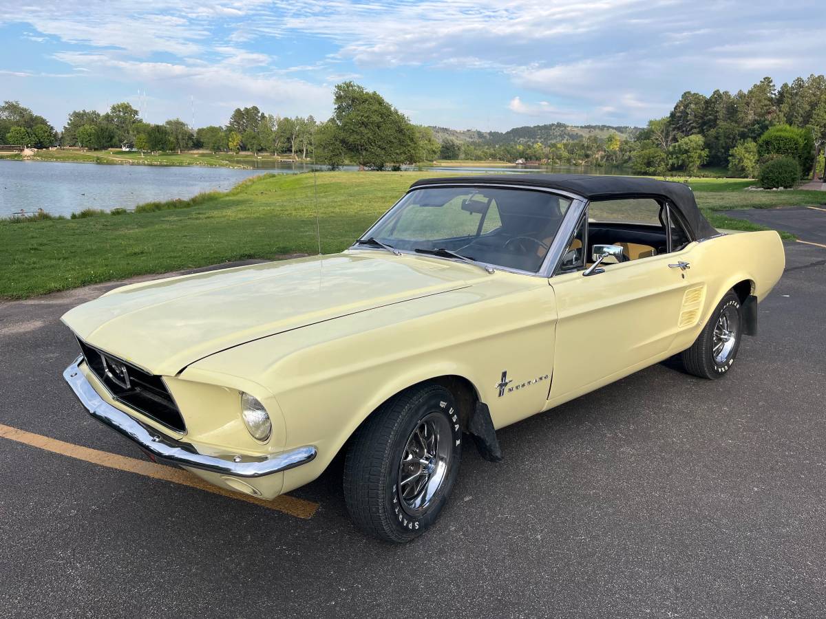Ford-mustang-convertible-1967-yellow-16