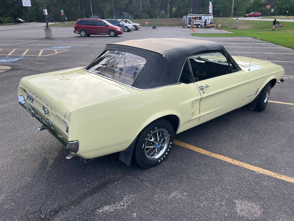 Ford-mustang-convertible-1967-yellow-4