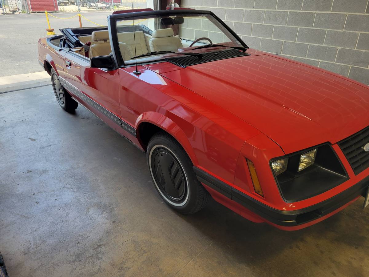 Ford-mustang-convertible-1983-red