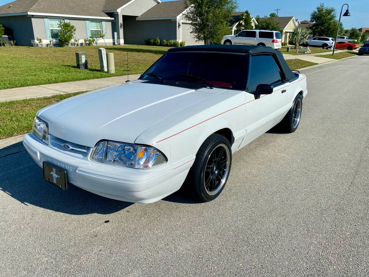 Ford-mustang-convertible-1992-white