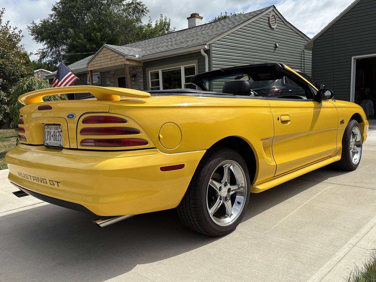 Ford-mustang-convertible-1995-yellow-1