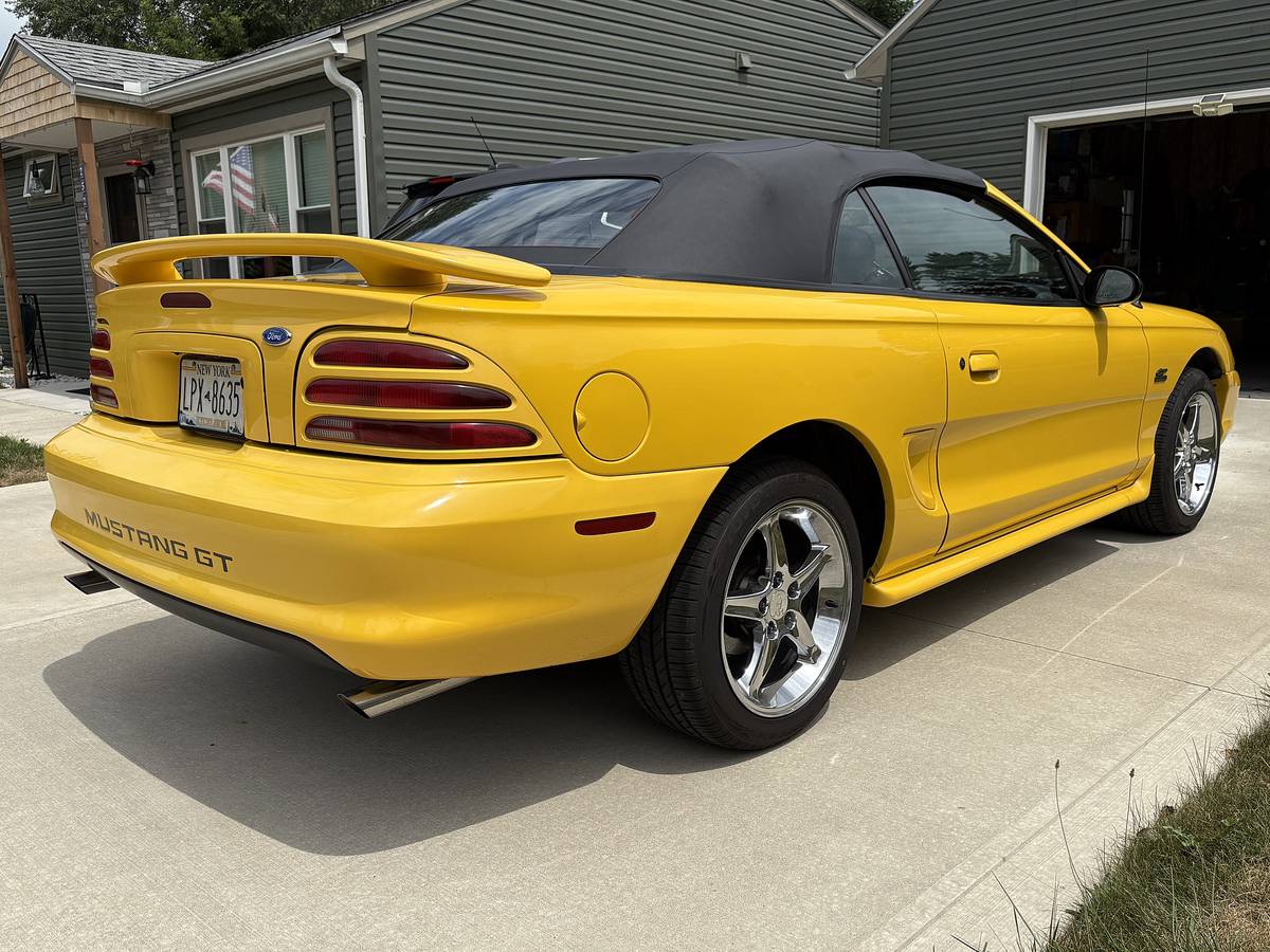 Ford-mustang-convertible-1995-yellow