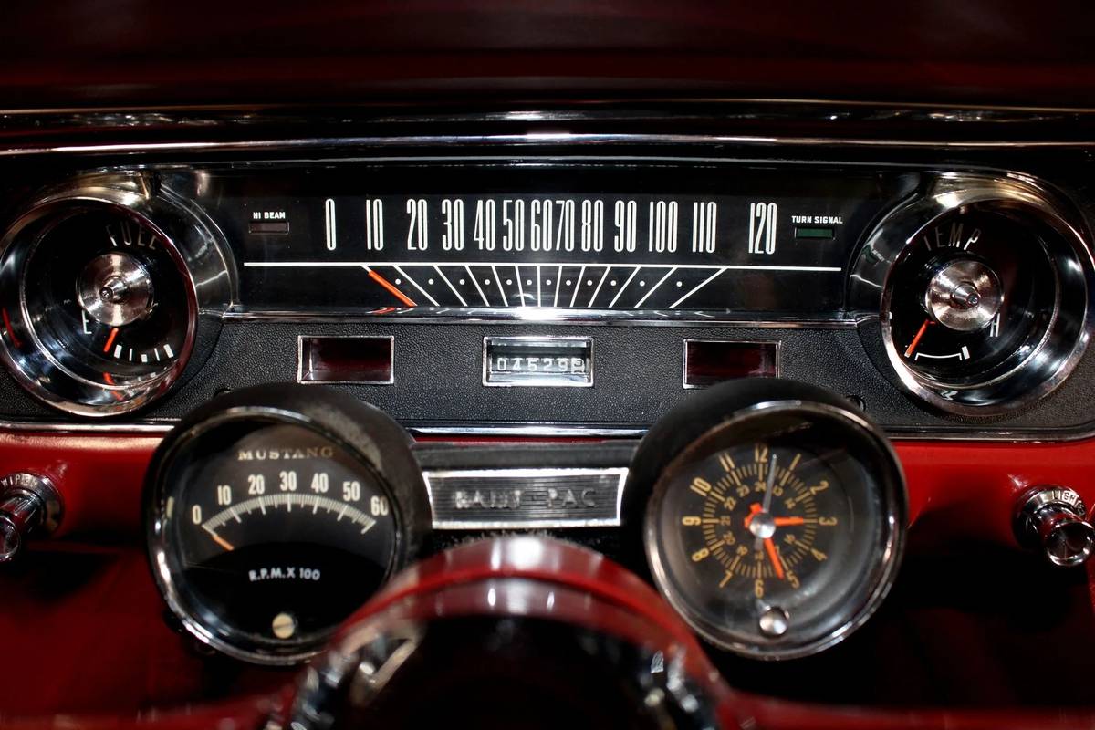 Ford-mustang-fastback-1965-19
