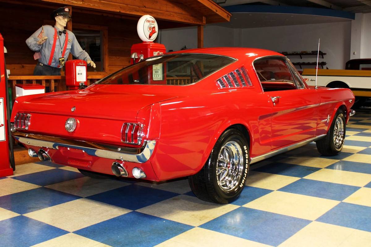 Ford-mustang-fastback-1965-7