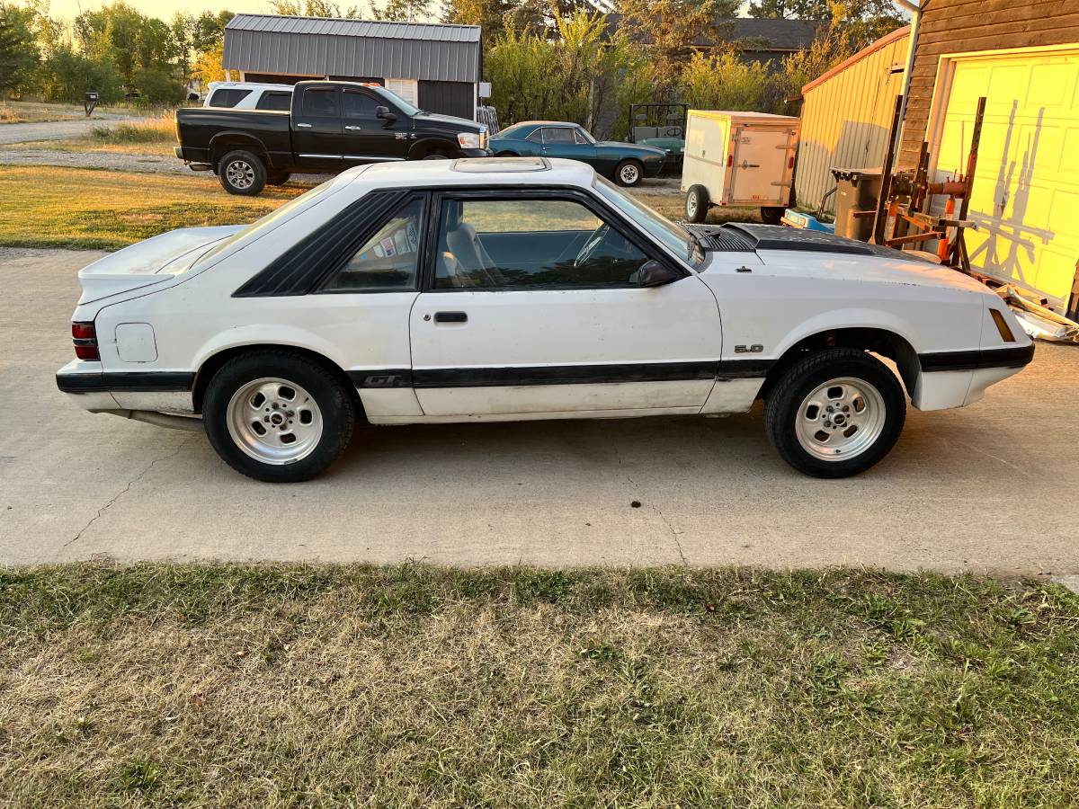 Ford-mustang-gt-1984-white-4