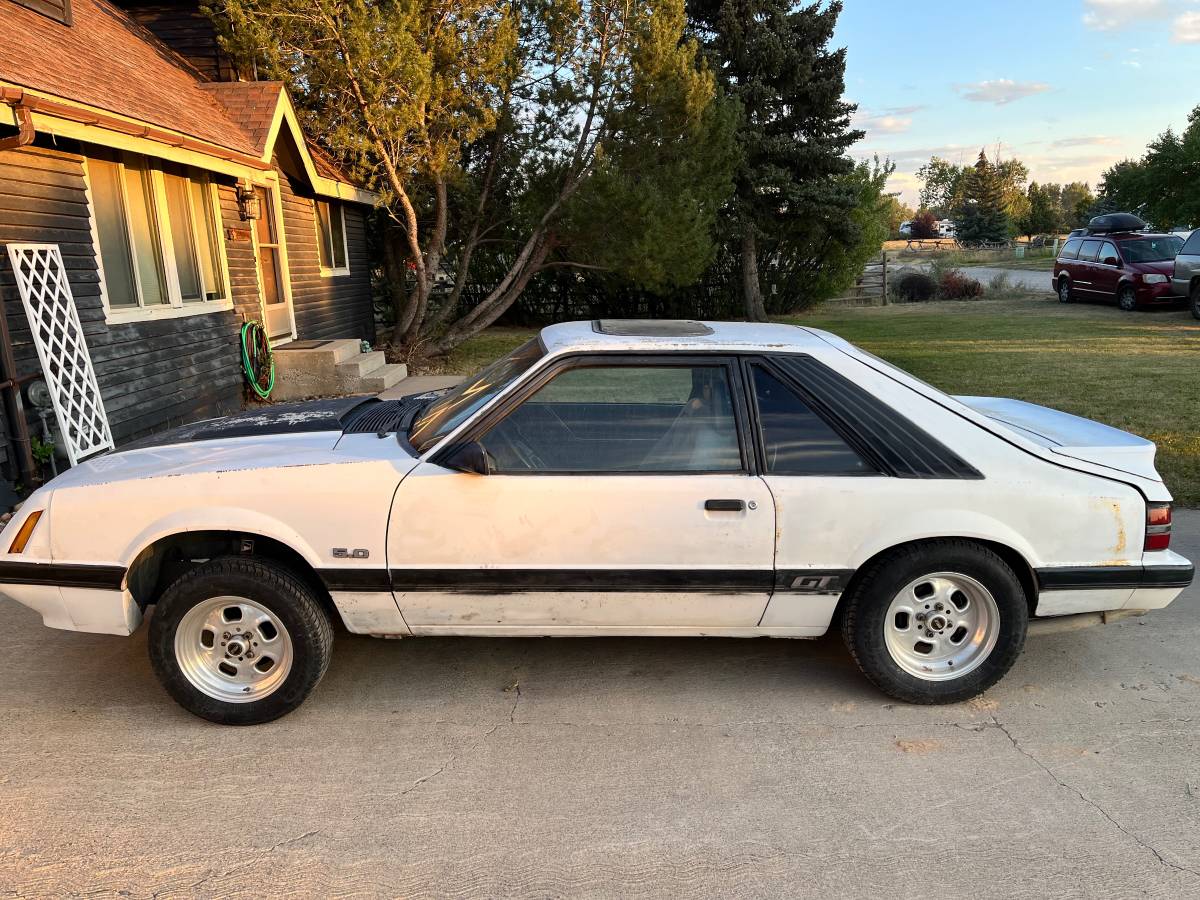 Ford-mustang-gt-1984-white-7