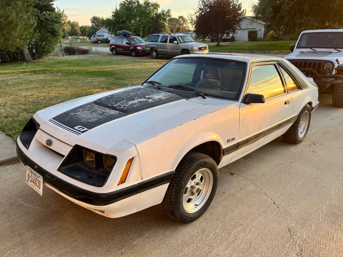 Ford-mustang-gt-1984-white-8