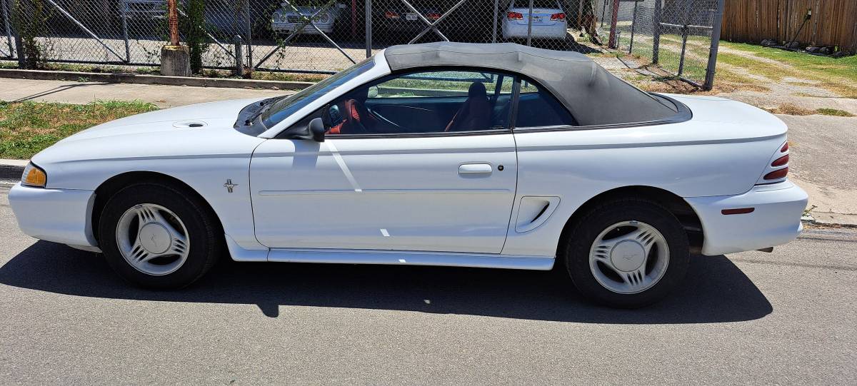 Ford-mustang-v6-convertible-base-1995-white-7