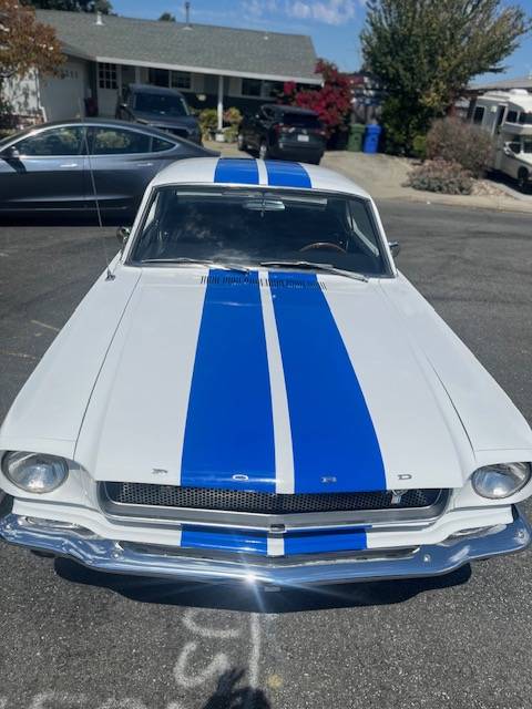 Ford-mustang-v8-1965-white-1
