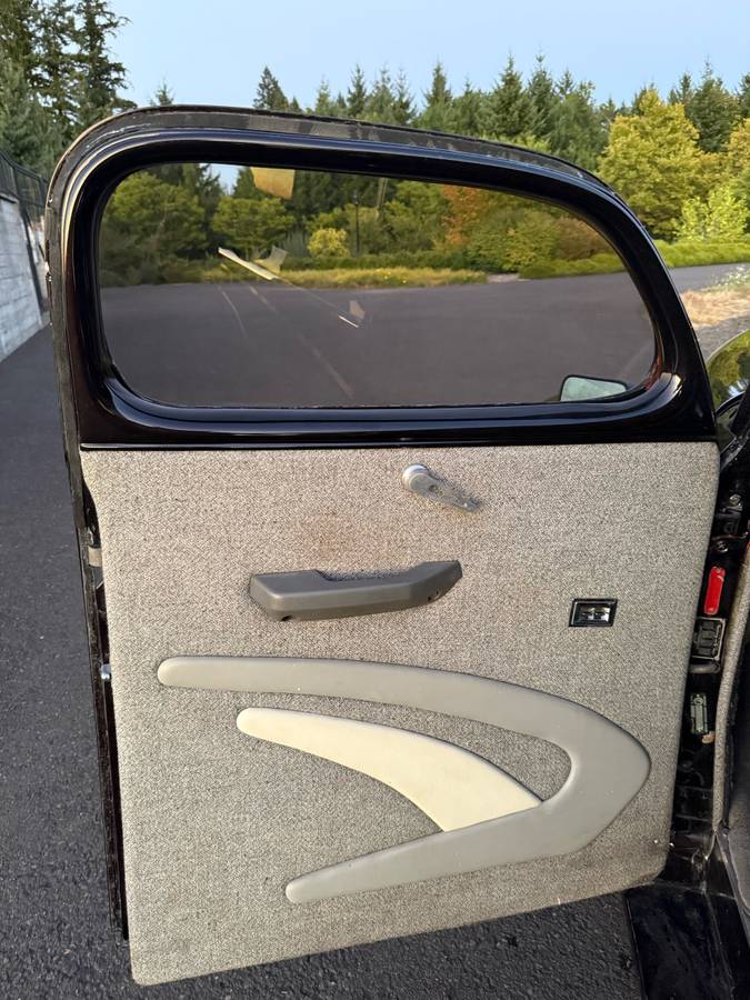 Ford-panel-truck-1947-black-22