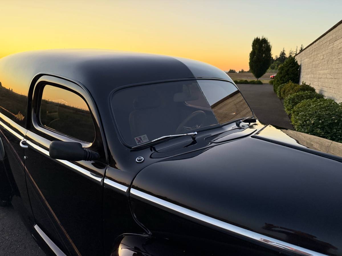 Ford-panel-truck-1947-black-4