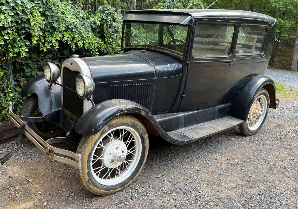 Ford-sedan-1928-black-1