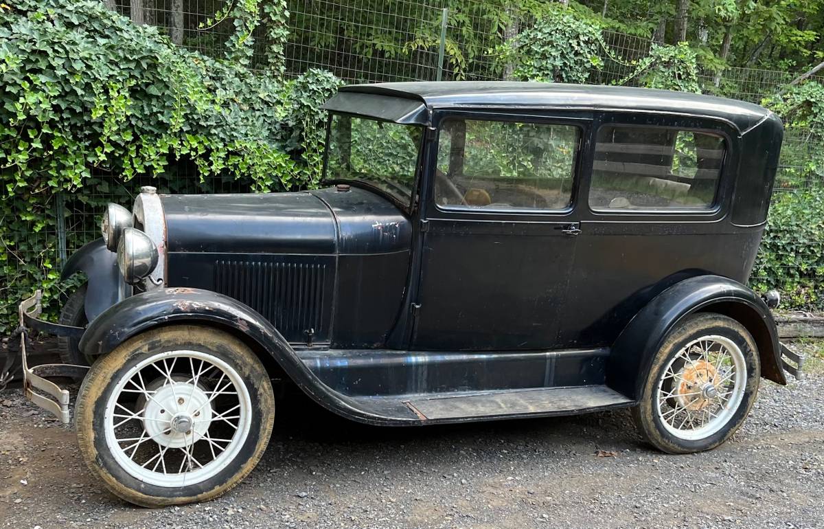 Ford-sedan-1928-black-2
