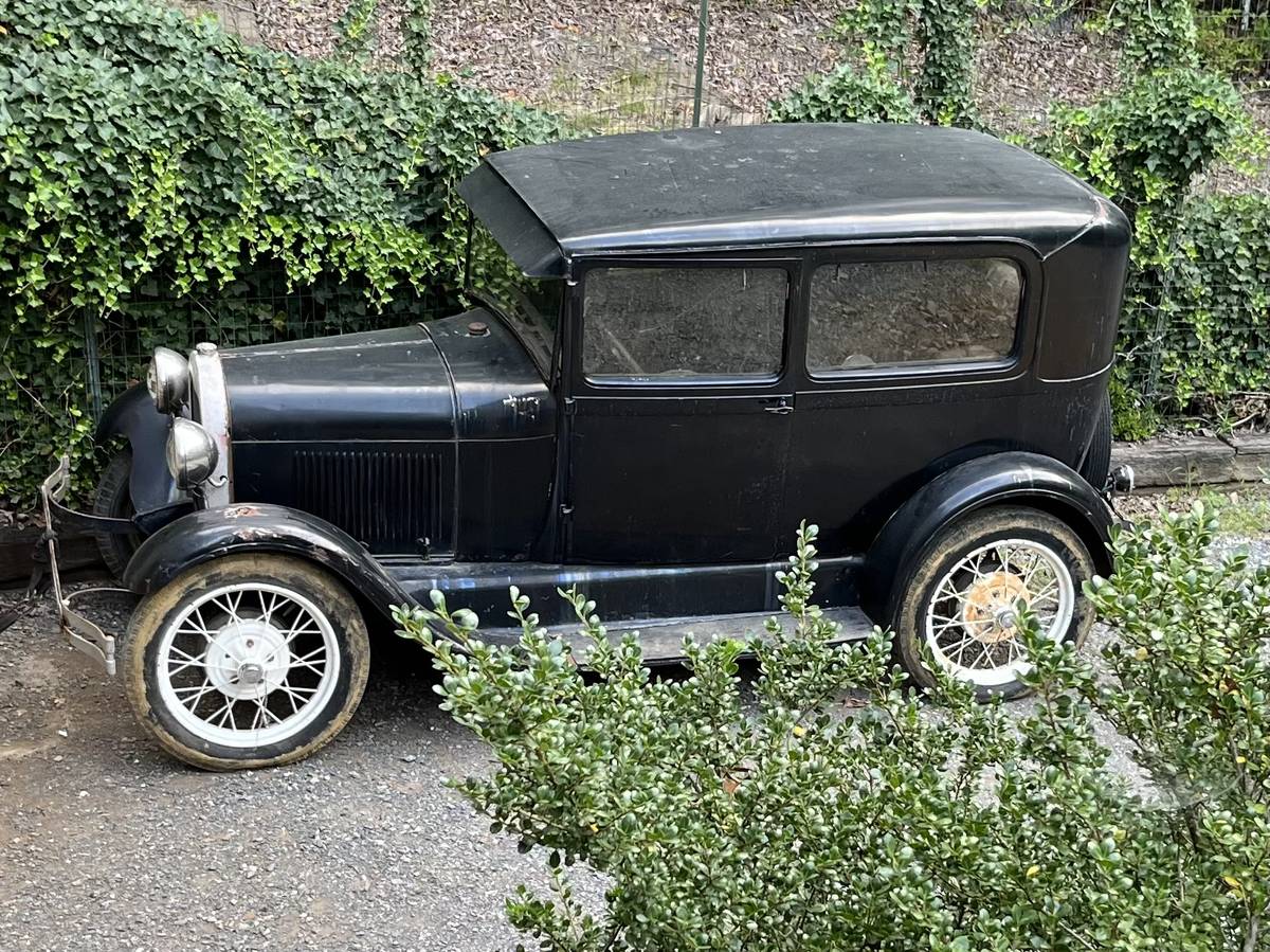 Ford-sedan-1928-black-3