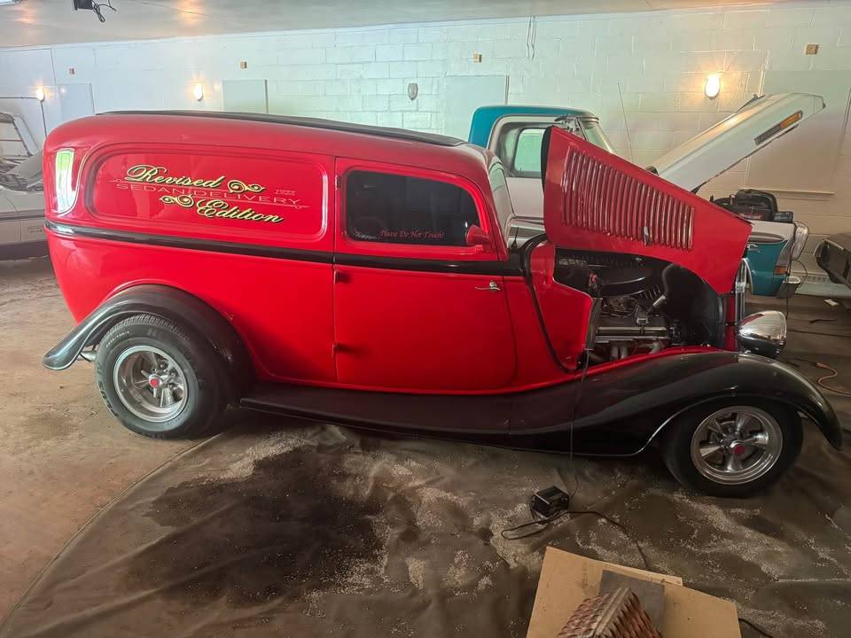 Ford-sedan-delivery-1933-red-3