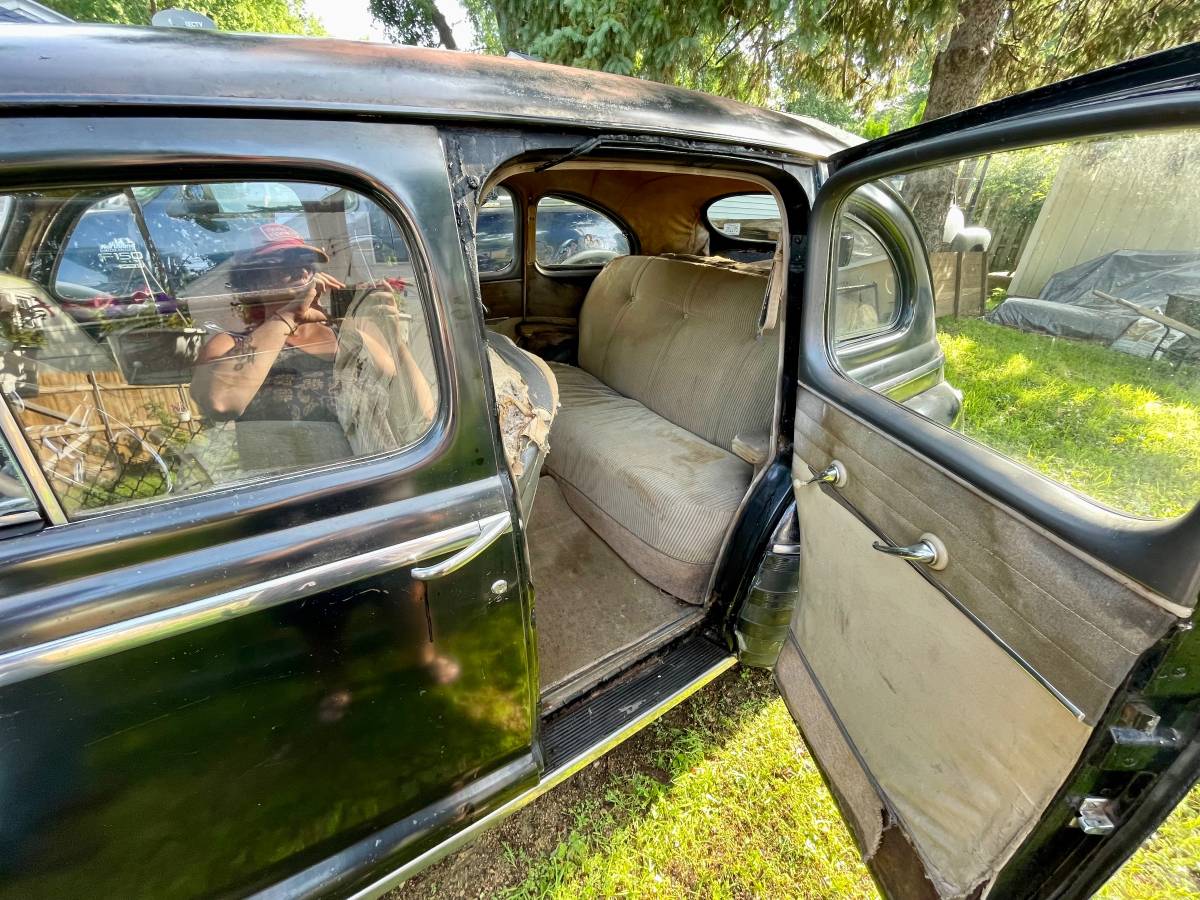 Ford-super-deluxe-1947-black-5