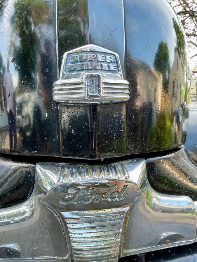 Ford-super-deluxe-1947-black