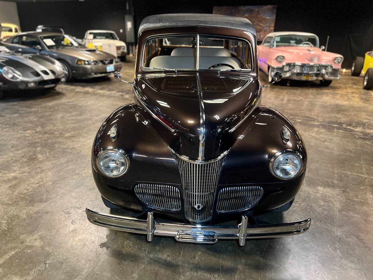 Ford-super-deluxe-woody-1941-brown-1